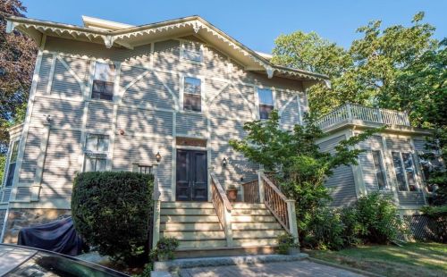 4 Red Cross Ave, Middletown, RI 02840-3317