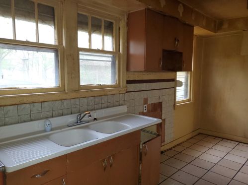 1018 Wyoming St, Gary, IN 46403-3477