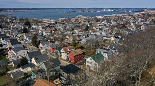 52 Hammond St, Middletown, RI 02840-4035