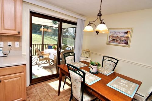 6 Buchanan Rd, Enfield CT 06082-5327 exterior