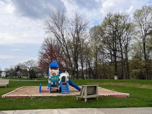 39623 Vlg Wood Ln, Novi MI 48375-4554 exterior