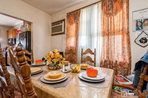 1696 Winfield St, Rahway NJ 07065-3539 exterior