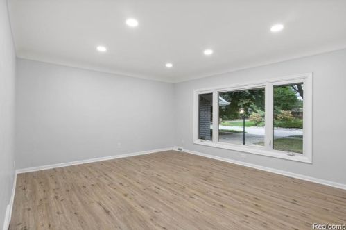 421 Beech Daly St, Dearborn Heights MI  48125-1000 exterior