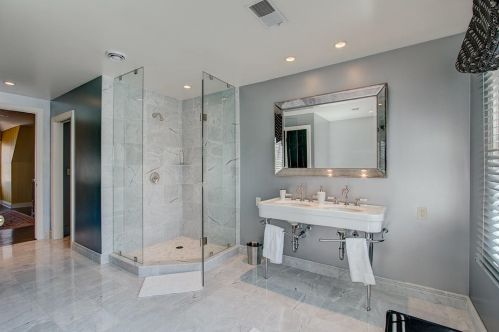 233 Ravine Baye Rd, Milwaukee WI 53217-1330 exterior