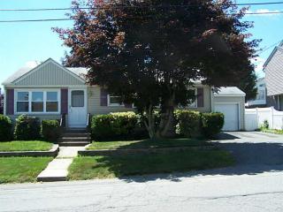 52 Uxbridge St, Cranston, RI 02920-6220
