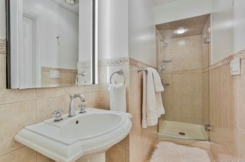 8 Stonehedge Rd, Norwalk CT 06851-1229 exterior