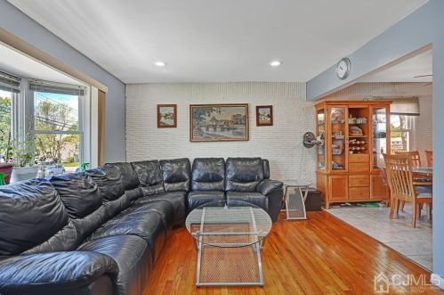 60 Grand Ave, Iselin, NJ 08830-2240