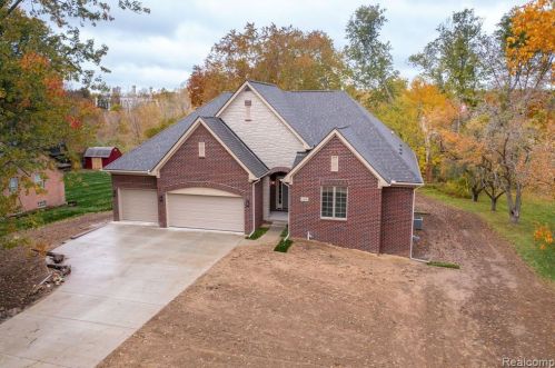 2890 Harrington Rd, Rochester, MI 48307-4404