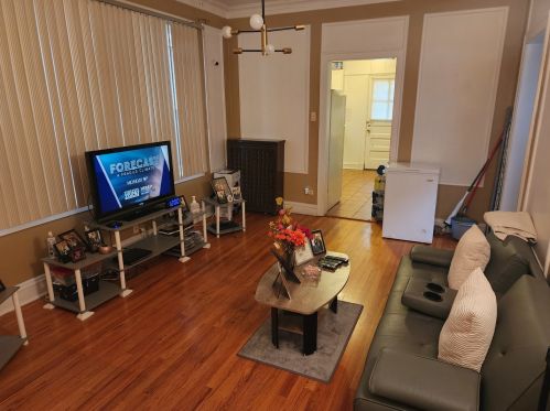 8030 Eberhart Ave, Chicago IL 60637-2484 exterior