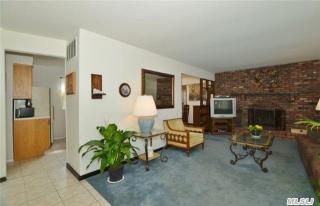 8 Arden Ct, Huntington Station NY  11747-1126 exterior