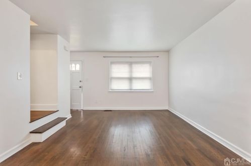 8 Roosevelt Ct, Metuchen NJ 08840-1426 exterior