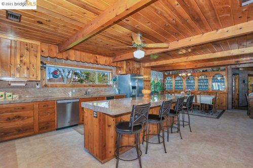 2884 Ln Dr, Concord CA 94518-2106 exterior