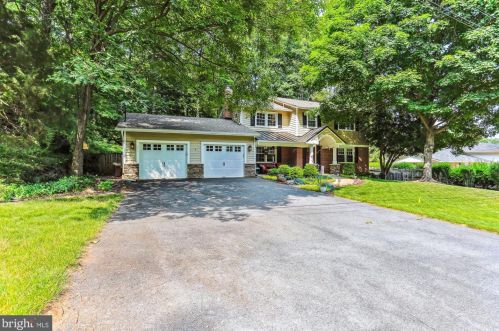 18052 Ml Crk Dr, Rockville MD 20855-1000 exterior