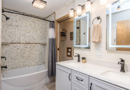 2569 Root Riv Pkwy, Milwaukee WI 53227-1849 exterior