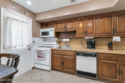 612 Grove Ave, Edison NJ 08820-3229 exterior