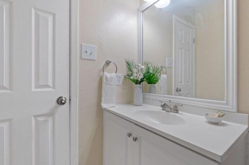 6913 Colony Loop Dr, Austin TX 78724-3751 exterior