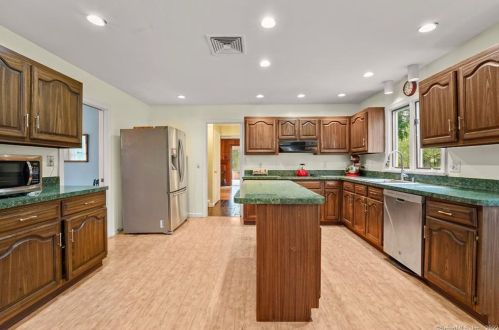 283 Danbury Rd, Ridgefield CT 06877-3214 exterior