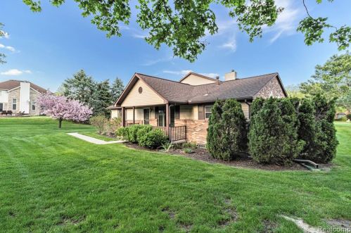 975 Woodlane Dr, Rochester MI 48307-4271 exterior