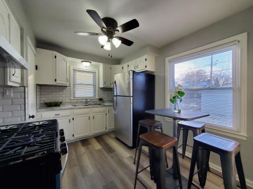 4975 20th St, Milwaukee, WI 53221-2860