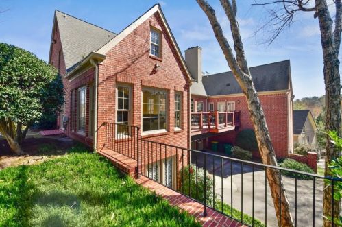 310 Berwicke Cmn, Atlanta GA 30342-2856 exterior