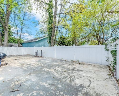 59 Avondale St, Valley Stream NY 11581-1801 exterior