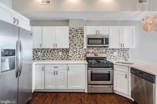 19 3rd St, Philadelphia, PA 19106-4507