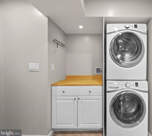 18011 Ml Crk Dr, Rockville MD 20855-1023 exterior