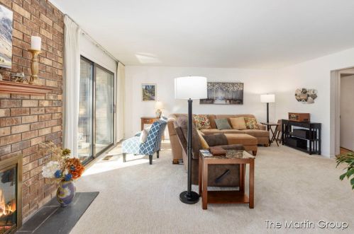 6062 Parview Dr, Grand Rapids MI 49546-7032 exterior