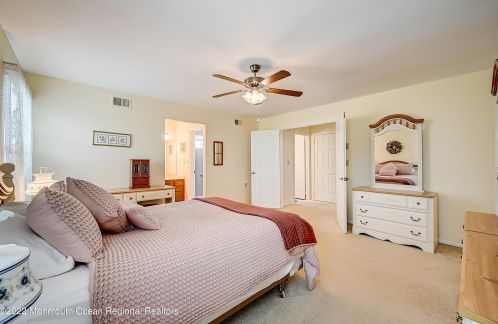 28 Greenwich Ave, Lakehurst NJ 08759-6660 exterior