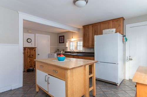 41 Bay Rd, Newmarket NH 03857-1711 exterior