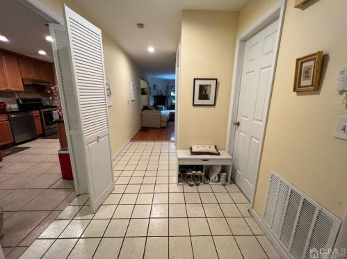 23 Hickory Hollow Ct, Edison NJ  08820-1071 exterior