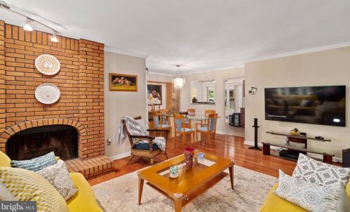 9 Riverbend Dr, New Brunswick NJ 08902-1100 exterior