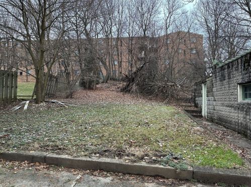 160 Highland Ave, Pittsburgh PA 15229-2715 exterior