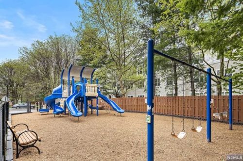 505 Smith Ct, Edgewater NJ 07020-1668 exterior