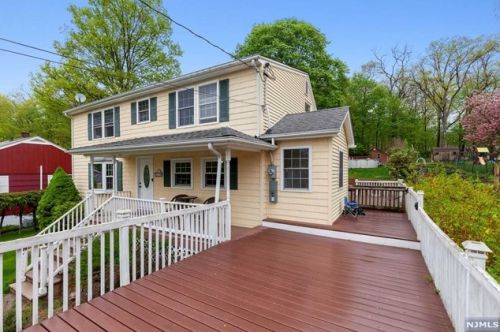 82 Seminole Ave, Oakland, NJ 07436-2925