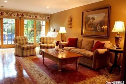 9 Northgate Ct, Huntington Station NY  11747-3047 exterior