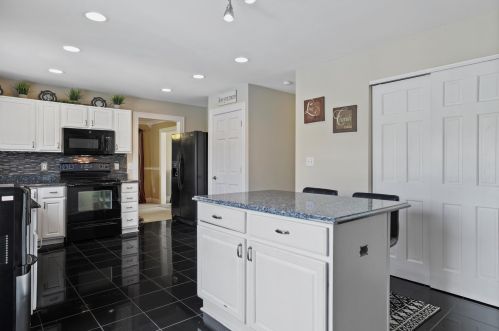 9224 Edgewater Dr, Milwaukee WI 53224-5264 exterior