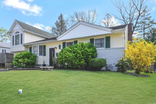 8 David Ct, Huntington Station, NY 11746-1155