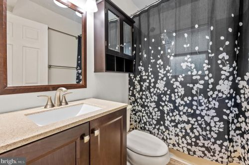 45 Robinson Dr, New Castle DE 19720-1915 exterior