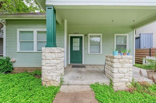 1205 22nd 1/2 St, Austin TX  78705-5397 exterior
