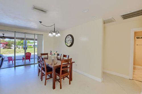 1083 25 Ave, Boynton Beach FL 33435-6731 exterior