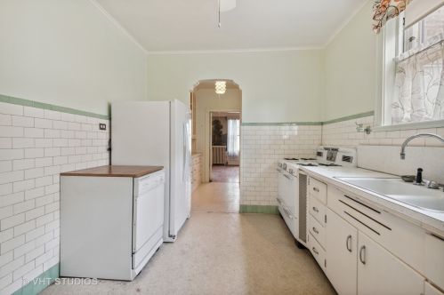 7541 Oakley Ave, Chicago IL 60645-1911 exterior