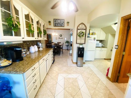 1036 32nd St, Milwaukee, WI 53215-1552