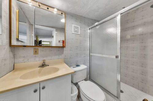 2147 Hbr Ln, Naples FL 34104-0317 exterior