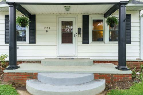 1222 Cambridge Dr, Kalamazoo, MI 49001-4404