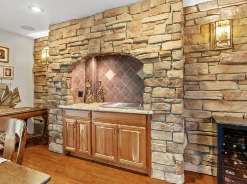 1410 Whitewater Dr, Manitowoc WI 54220-9437 exterior