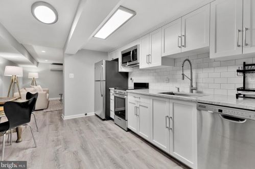 404 6 St, Washington DC 20003-2703 exterior