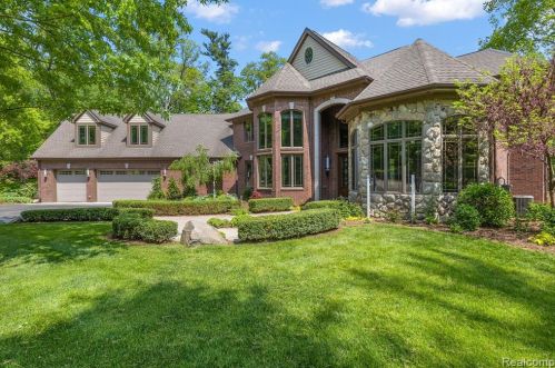 2834 Shannon Dr, Rochester, MI 48363-2849