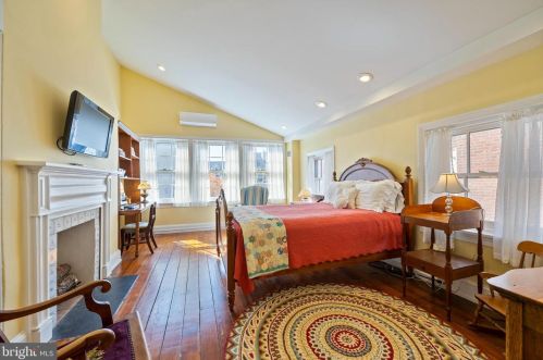 1016 Clinton St, Philadelphia PA 19107-6017 exterior