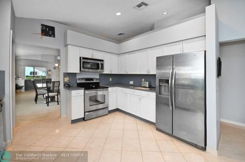 11800 Fountainside Cir, Boynton Beach FL 33437-4922 exterior